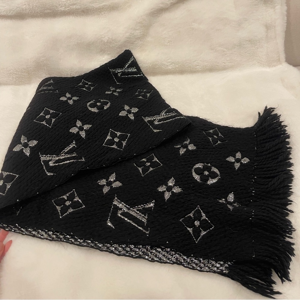 Pre owned louis vuitton scarf